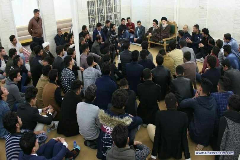 سماحة المرجع السيد الحكيم (مدّ ظله) يدعو الشباب إلى التمسك بدينهم وعقيدتهم وثقافتهم والإصرار على المبادئ التي تزداد رسوخا يوما بعد آخر