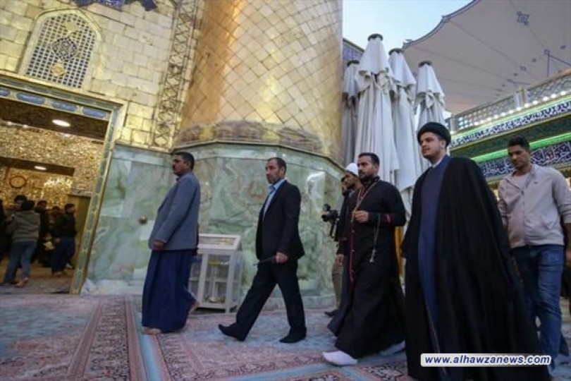  مستشار بابا الفاتيكان لدى تشرفه بزيارة مرقد أمير المؤمنين:   لي الشرف الكبير أن أزور مرقد الإمام علي بن أبي طالب(ع) لأنه إمام الإنسانية والعدالة 