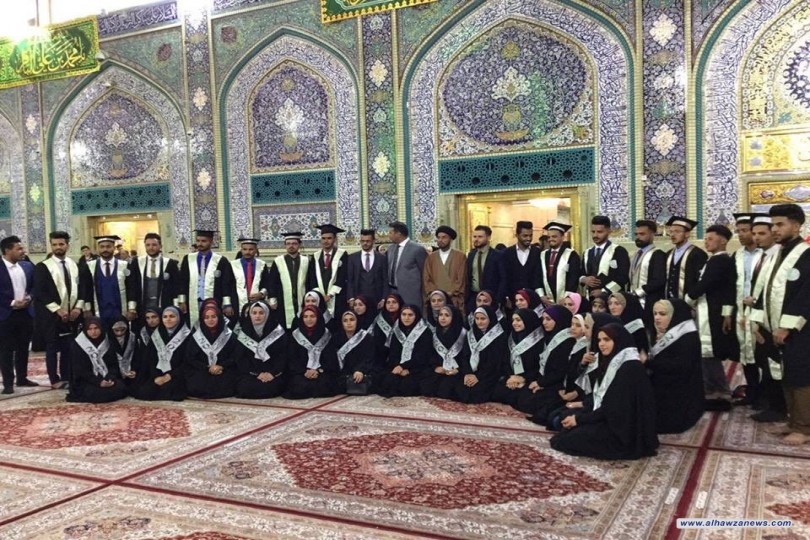 خريجو كلية الصيدلة للعام الدراسي 2019.2018 يؤدون قسم التخرج في رحاب العتبة الحسينية 