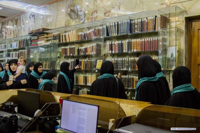 وفدٌ نسويّ لبنانيّ يشيد بمكتبةُ العتبة العبّاسية المقدّسة أثناء تجوله فيها 