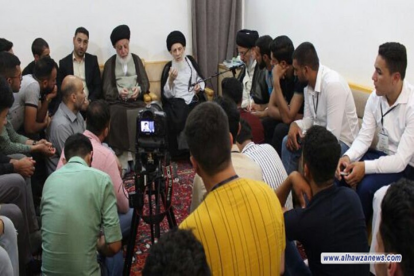 سماحة المرجع الحكيم يوجه طلبة الجامعات العراقية باستثمار الفرص لبناء مستقبلهم وترجمتها بمزيد من التوادد والتواصل والاحترام بما يحقق التعايش السلمي، والابتعاد عن الفرقة والاختلاف والتنازع .